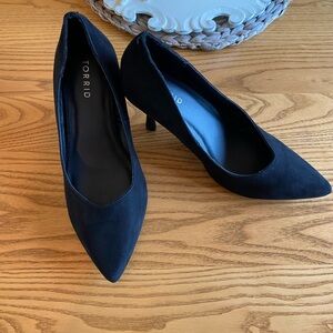 Torrid NWOT Black Pointed-Toe Mid Kitten Heels 10W